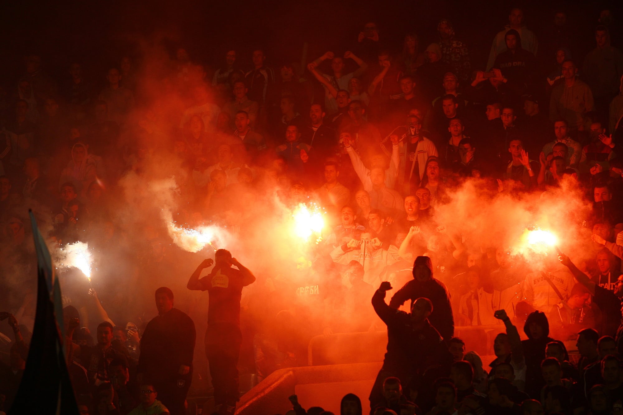 Pyrotechnik im Fußballstadion entzweit Fangruppen, Sicherheitsbehörden und Stadionbetreiber Pyrotechnik im Fußballstadion entzweit Fangruppen, Sicherheitsbehörden und Stadionbetreiber
