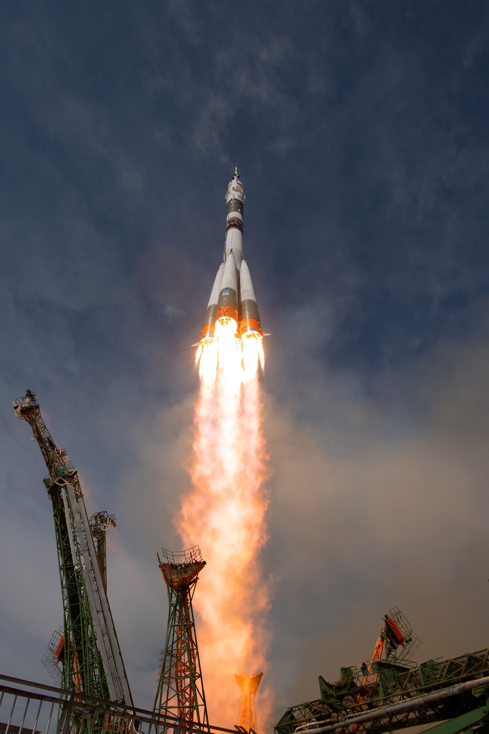Alexander Gerst mit seiner Crew auf dem Weg zur ISS Alexander Gerst mit seiner Crew auf dem Weg zur ISS