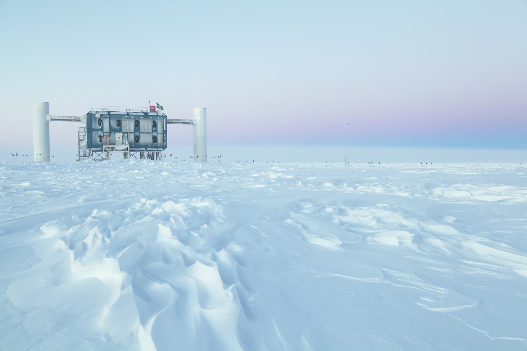 Mitten im antarktischen Eis sucht der Detektor IceCube nach rätselhaften Teilchen aus dem All. Mitten im antarktischen Eis sucht der Detektor IceCube nach rätselhaften Teilchen aus dem All.