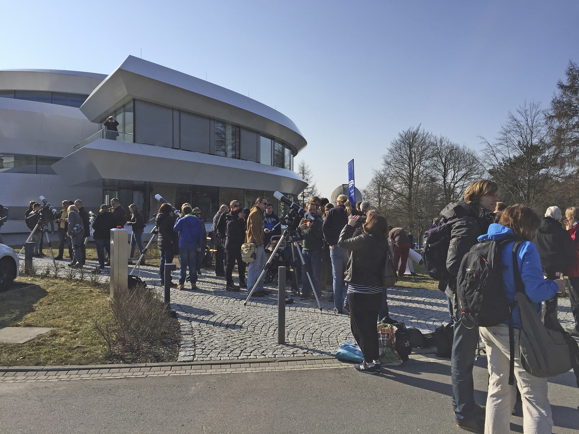 Sonnenfinsternisbeobachtung am Haus der Astronomie Sonnenfinsternisbeobachtung am Haus der Astronomie