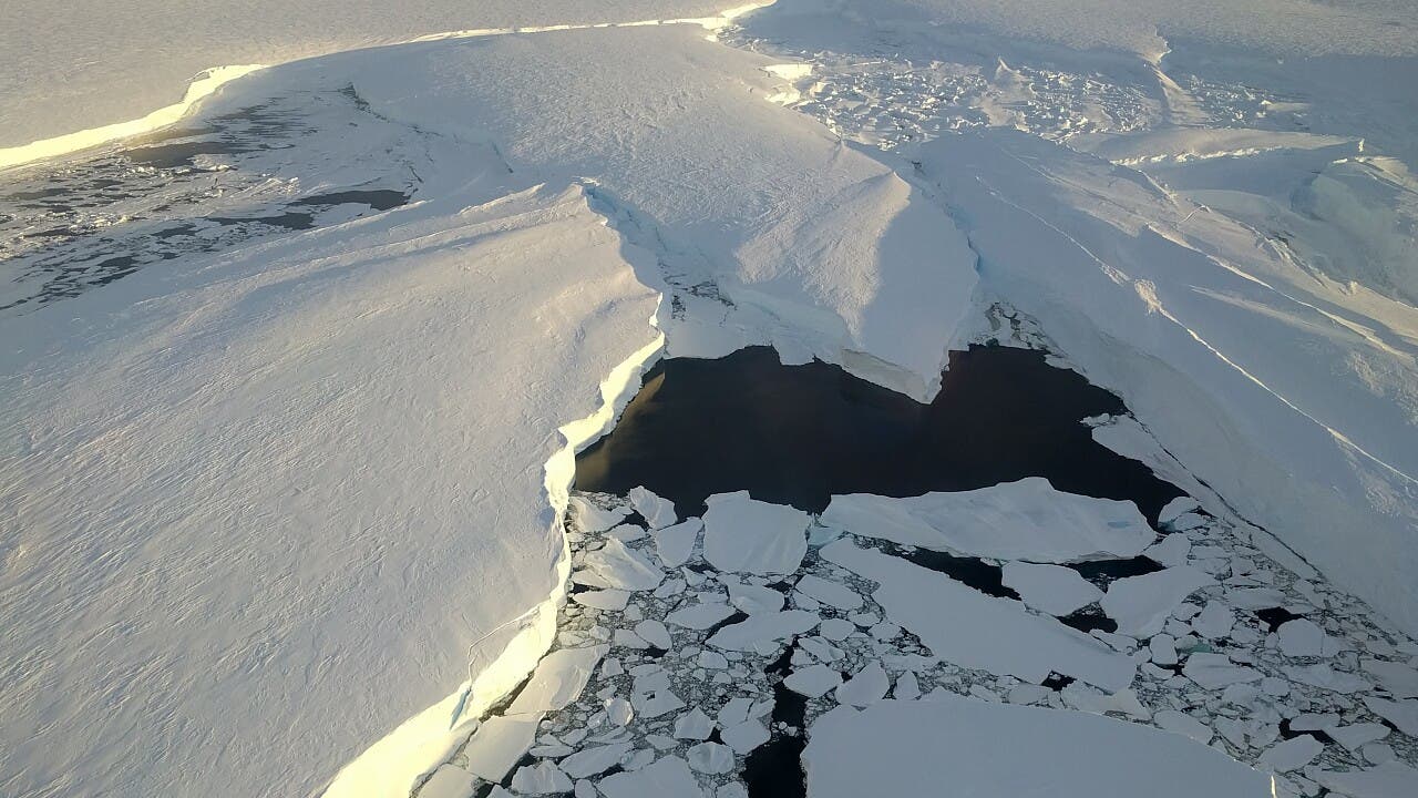 Antarktis: Ein Gletscher gräbt dem anderen das Eis ab