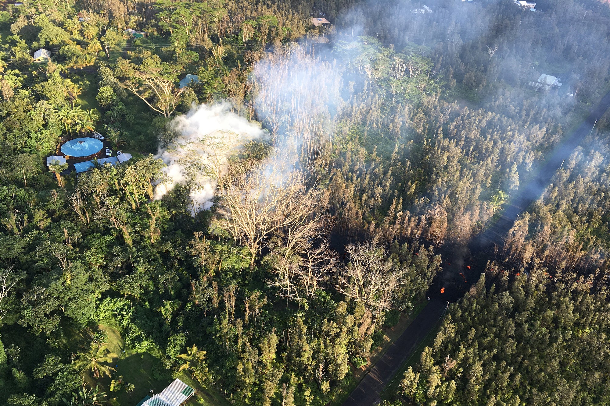 Aufnahme der Eruptionsspalte in einer Zufahrtsstraße der Leilani Estates nahe der Ostspitze der Großen Insel. Aufnahme der Eruptionsspalte in einer Zufahrtsstraße der Leilani Estates nahe der Ostspitze der Großen Insel.