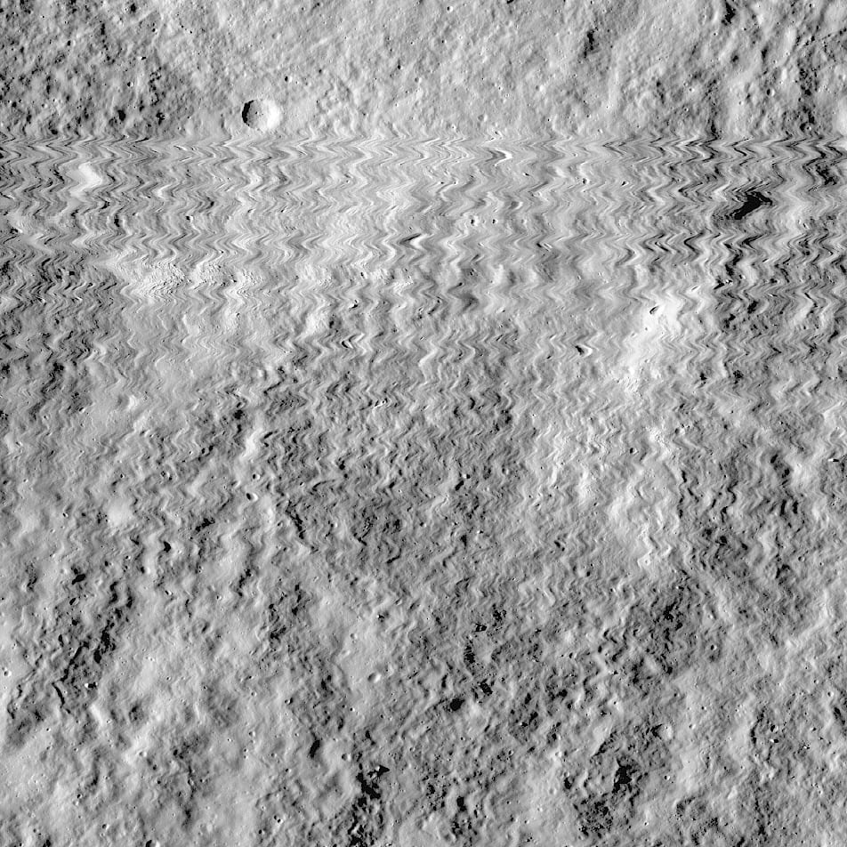 Durch meteoriteneinschlag verzerrtes Bild von der Mondoberfläche Durch meteoriteneinschlag verzerrtes Bild von der Mondoberfläche