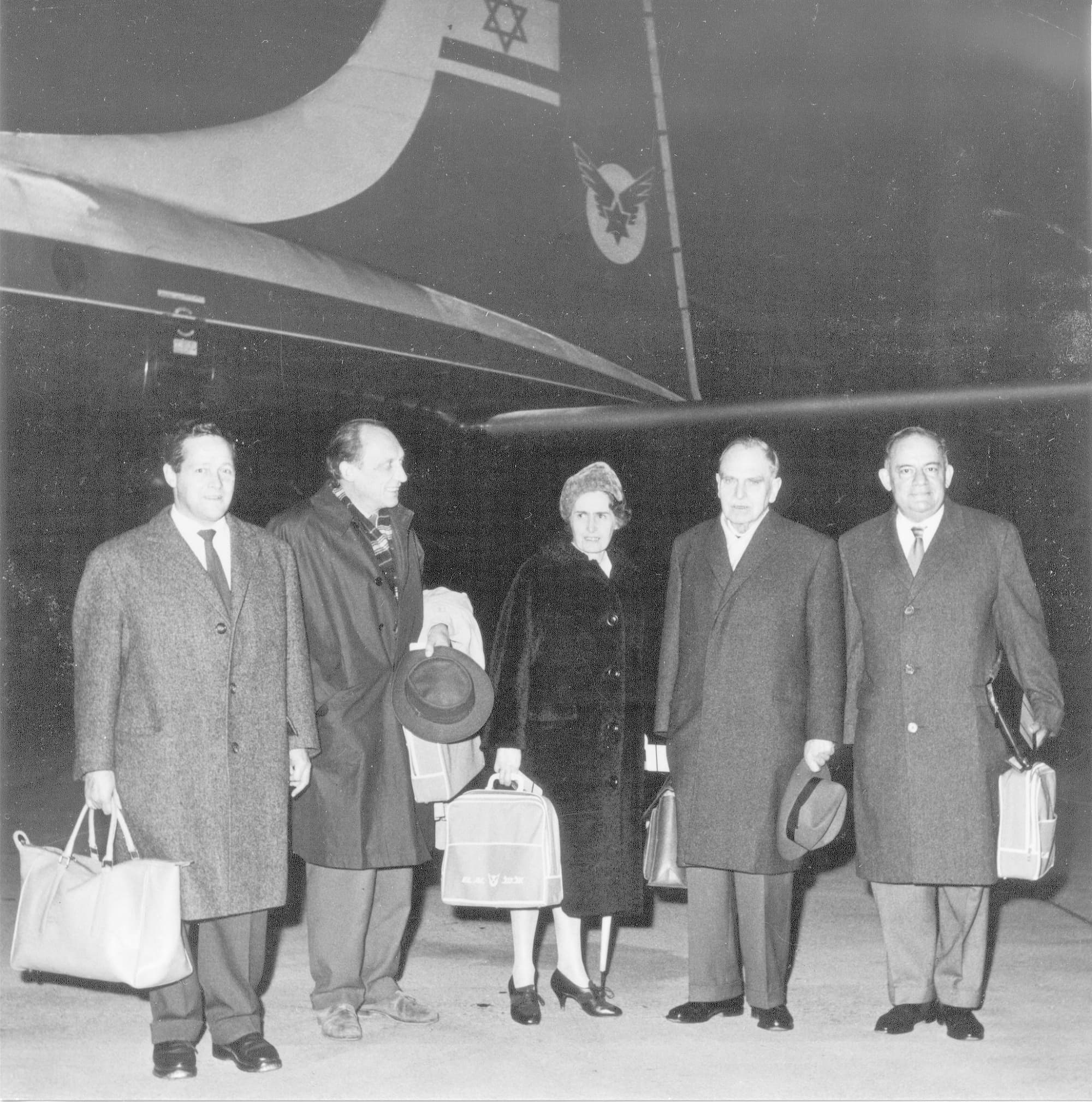 Am 1. Dezember 1959 flog von Zürich aus eine Delegation der Max-Planck-Gesellschaft nach Israel. Dieser Besuch läutete die wissenschaftliche Zusammenarbeit ein. Von links nach rechts: Feodor Lynen, Wolfgang Gentner, dessen Frau Alice Gentner, Otto Hahn und Josef Cohn. Hahns Sohn Hanno ist nicht im Bild – er fotografierte. Am 1. Dezember 1959 flog von Zürich aus eine Delegation der Max-Planck-Gesellschaft nach Israel. Dieser Besuch läutete die wissenschaftliche Zusammenarbeit ein. Von links nach rechts: Feodor Lynen, Wolfgang Gentner, dessen Frau Alice Gentner, Otto Hahn und Josef Cohn. Hahns Sohn Hanno ist nicht im Bild – er fotografierte.