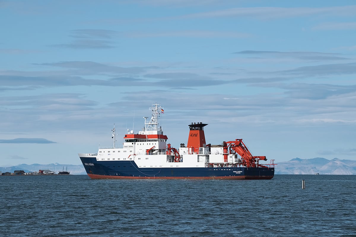 Das Forschungsschiff »Maria S. Merian« im Isfjord vor Longyearbyen/Spitzbergen, 2019 Das Forschungsschiff »Maria S. Merian« im Isfjord vor Longyearbyen/Spitzbergen, 2019
