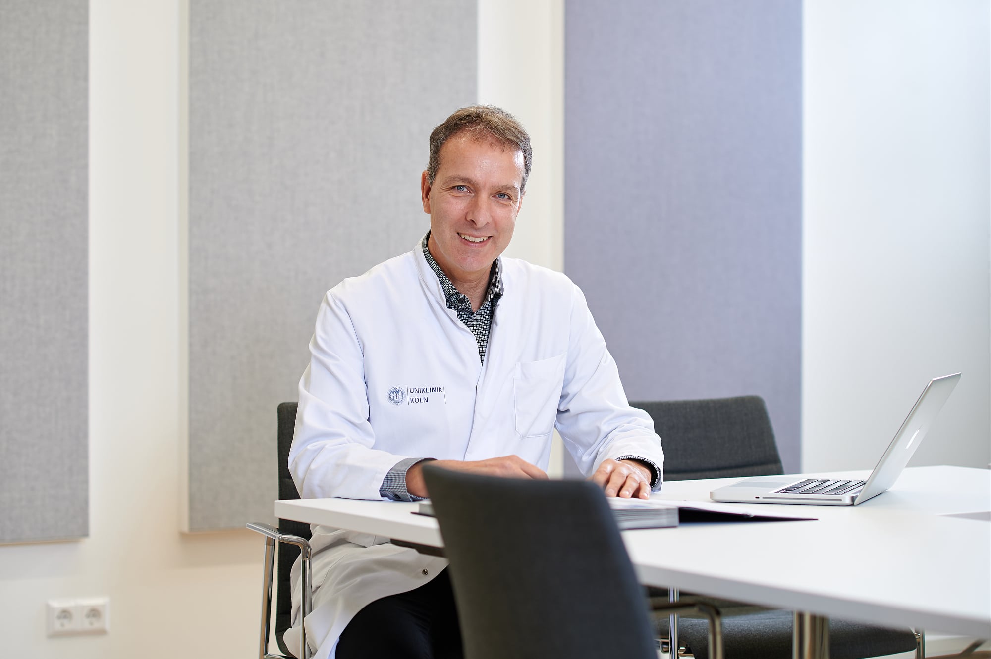 Der Professor für Kinderheilkunde leitet die Klinik und Poliklinik für Kinder- und Jugendmedizin der Uniklinik Köln. Jährlich werden über 5500 Patientinnen und Patienten stationär betreut. Der Professor für Kinderheilkunde leitet die Klinik und Poliklinik für Kinder- und Jugendmedizin der Uniklinik Köln. Jährlich werden über 5500 Patientinnen und Patienten stationär betreut.