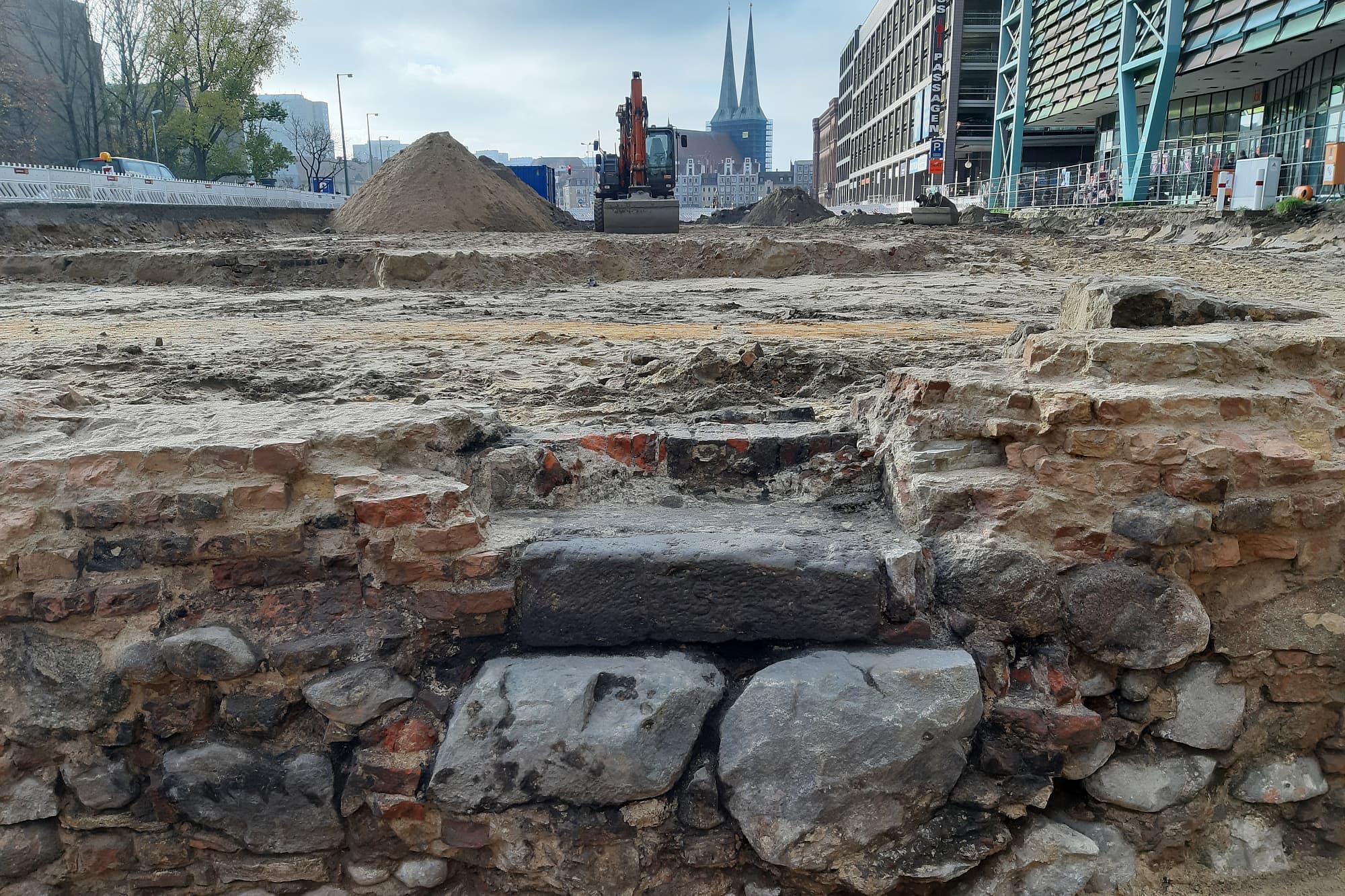 Mächtige Mauer mit steinerner Eingangsschwelle Mächtige Mauer mit steinerner Eingangsschwelle