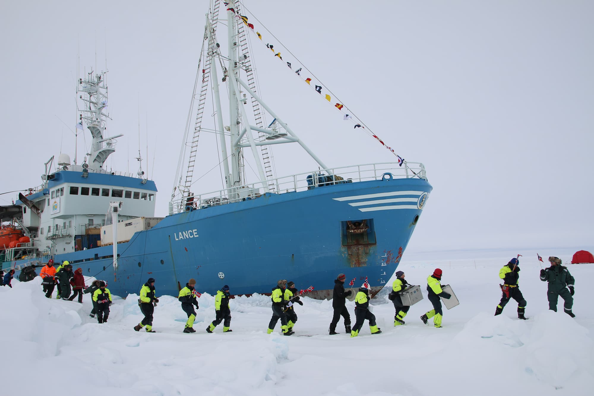 Wissenschaftler verlassen das Polarschiff Wissenschaftler verlassen das Polarschiff