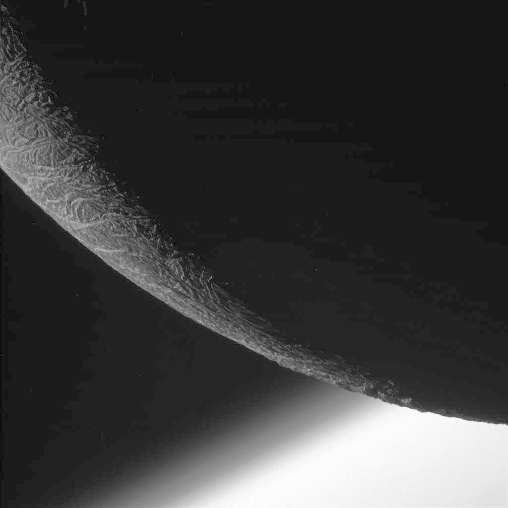 Enceladus vor Saturn am 19. Dezember 2015 Enceladus vor Saturn am 19. Dezember 2015