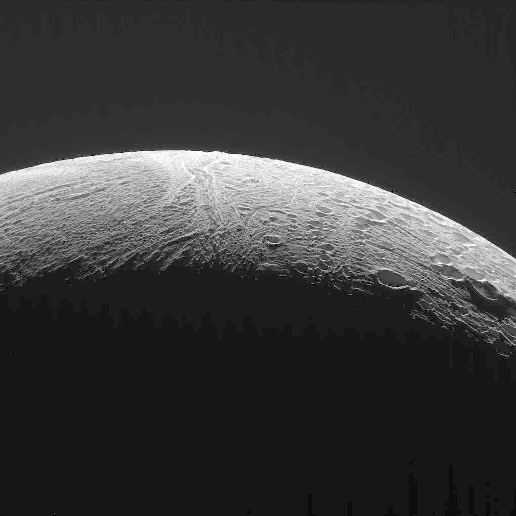 Die schmale Sichel des Enceladus am 19. Dezember 2015 Die schmale Sichel des Enceladus am 19. Dezember 2015