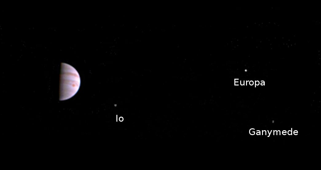 Junos erstes Bild aus dem Jupiterorbit mit Jupiter in Halbphase und drei Monden Junos erstes Bild aus dem Jupiterorbit mit Jupiter in Halbphase und drei Monden