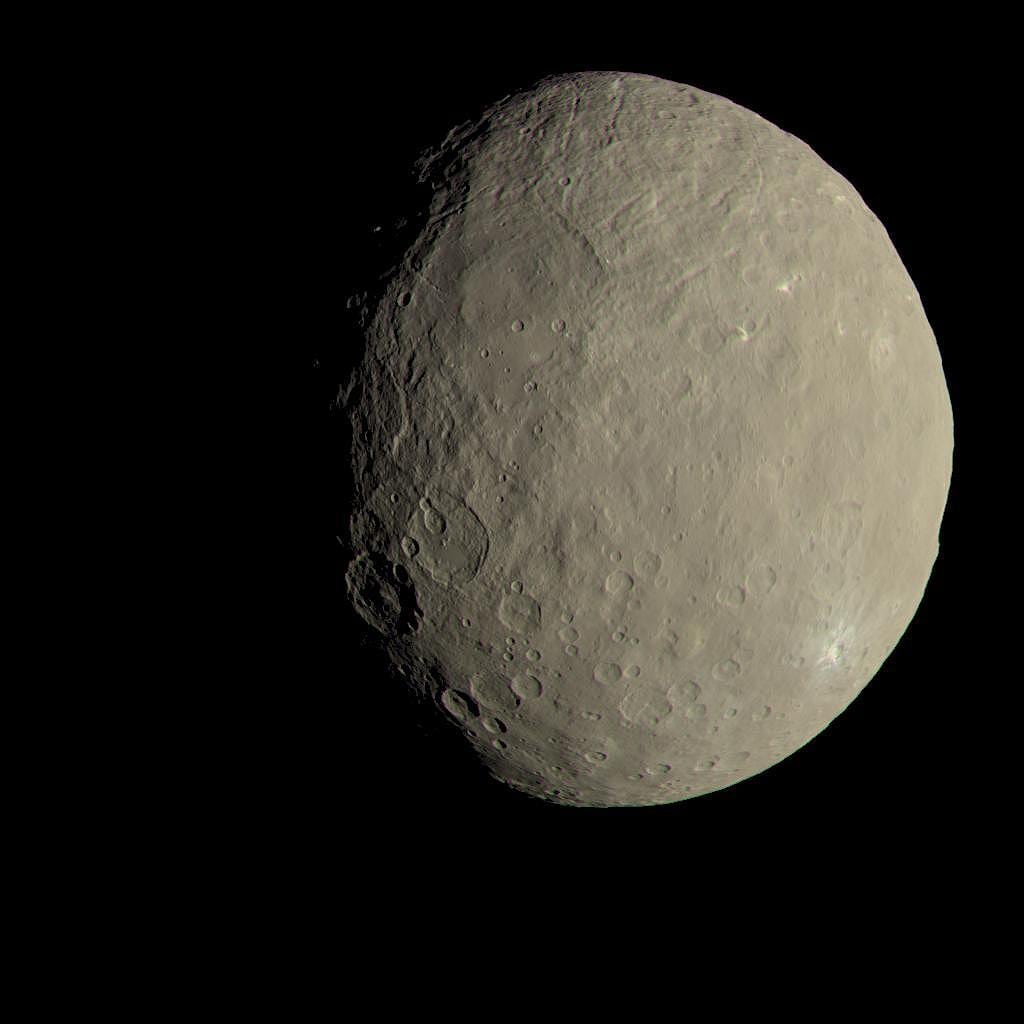Zwergplanet Ceres in natürlichen Farben, aufgenommen von der Raumsonde Dawn Zwergplanet Ceres in natürlichen Farben, aufgenommen von der Raumsonde Dawn