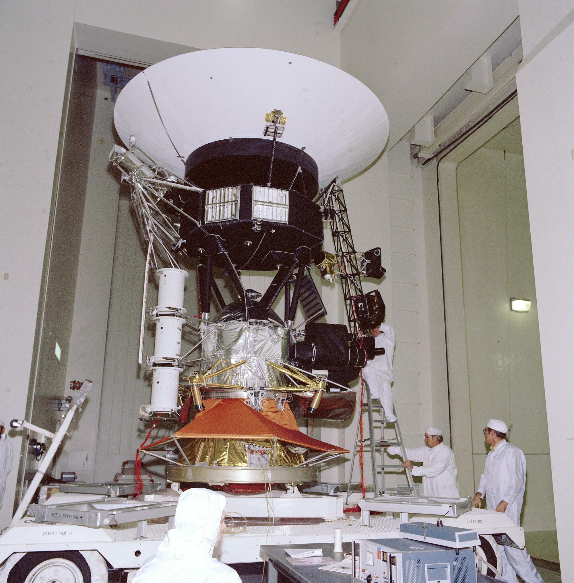 Wie Ingenieure am 18. November 1976 an der Voyager-Sonde der NASA arbeiten, zeigt dieses Archivfoto. Wie Ingenieure am 18. November 1976 an der Voyager-Sonde der NASA arbeiten, zeigt dieses Archivfoto.