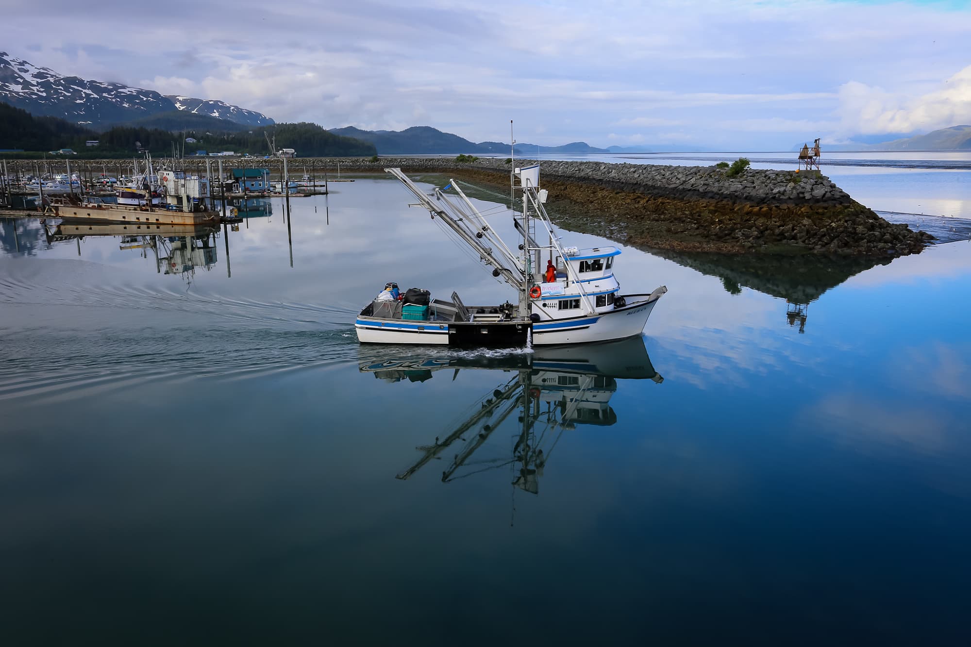 Ein Fischer verlässt den Hafen von Cordova in Alaska Ein Fischer verlässt den Hafen von Cordova in Alaska