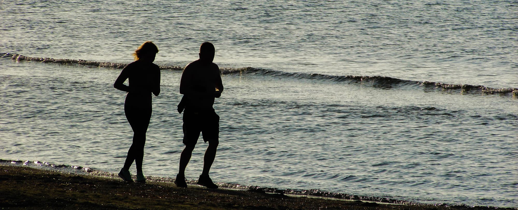 Paar joggt am Strand Paar joggt am Strand