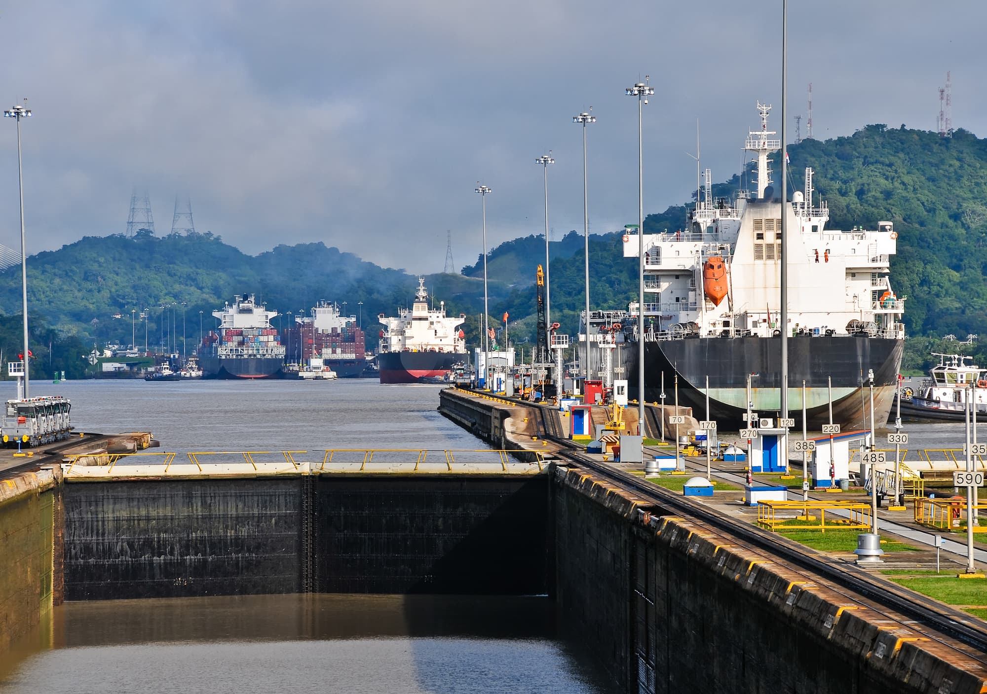 Containerriesen schieben sich durch den Panamakanal Containerriesen schieben sich durch den Panamakanal