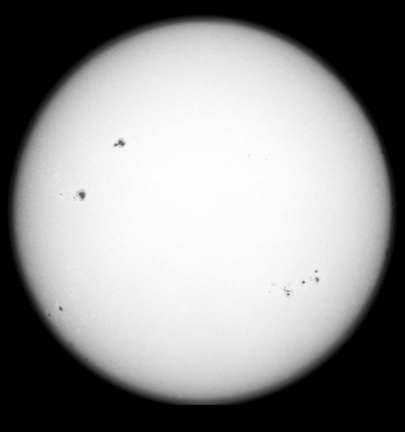 Die Sonne im sichtbaren Licht (Weißlichtaufnahme) Die Sonne im sichtbaren Licht (Weißlichtaufnahme)