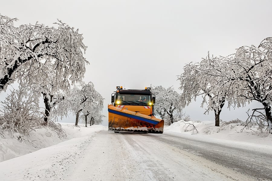 Schneepflug in Winterlandschaft Schneepflug in Winterlandschaft