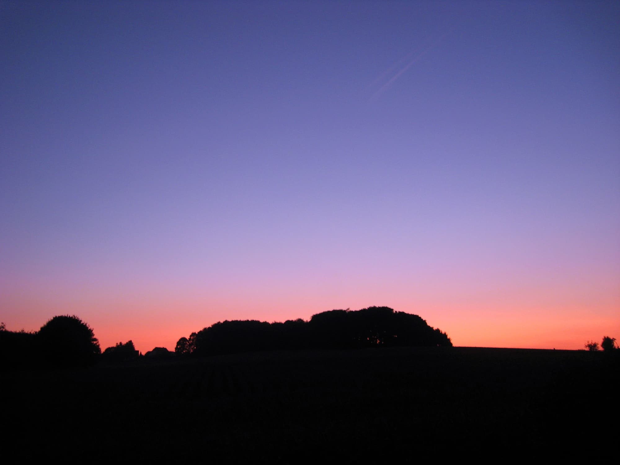 Die heraufziehende Dämmerung beendet die blaue Stunde des frühen Morgens Die heraufziehende Dämmerung beendet die blaue Stunde des frühen Morgens