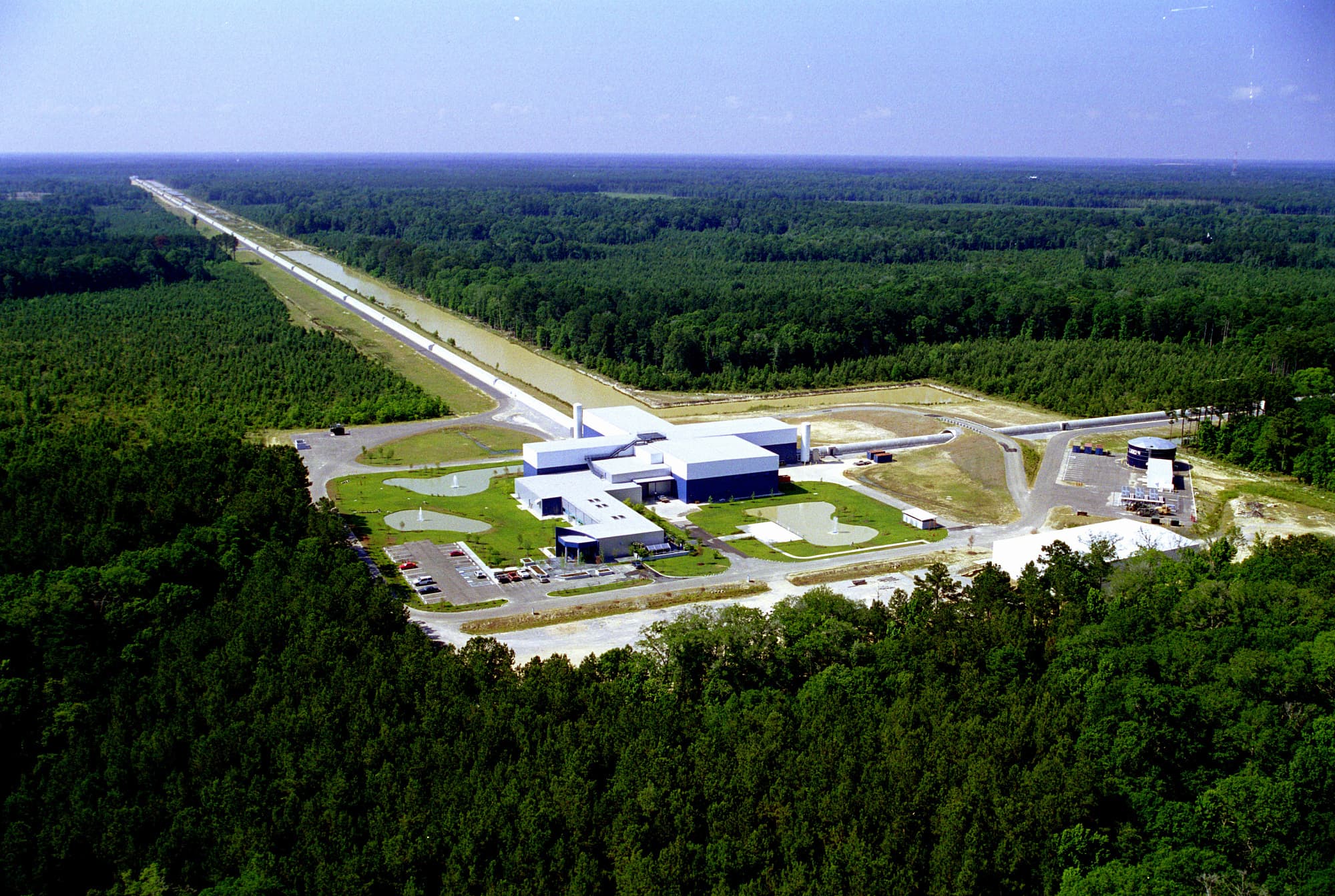 Luftaufnahme des LIGO-Geländes in Livingston, Louisiana. Luftaufnahme des LIGO-Geländes in Livingston, Louisiana.