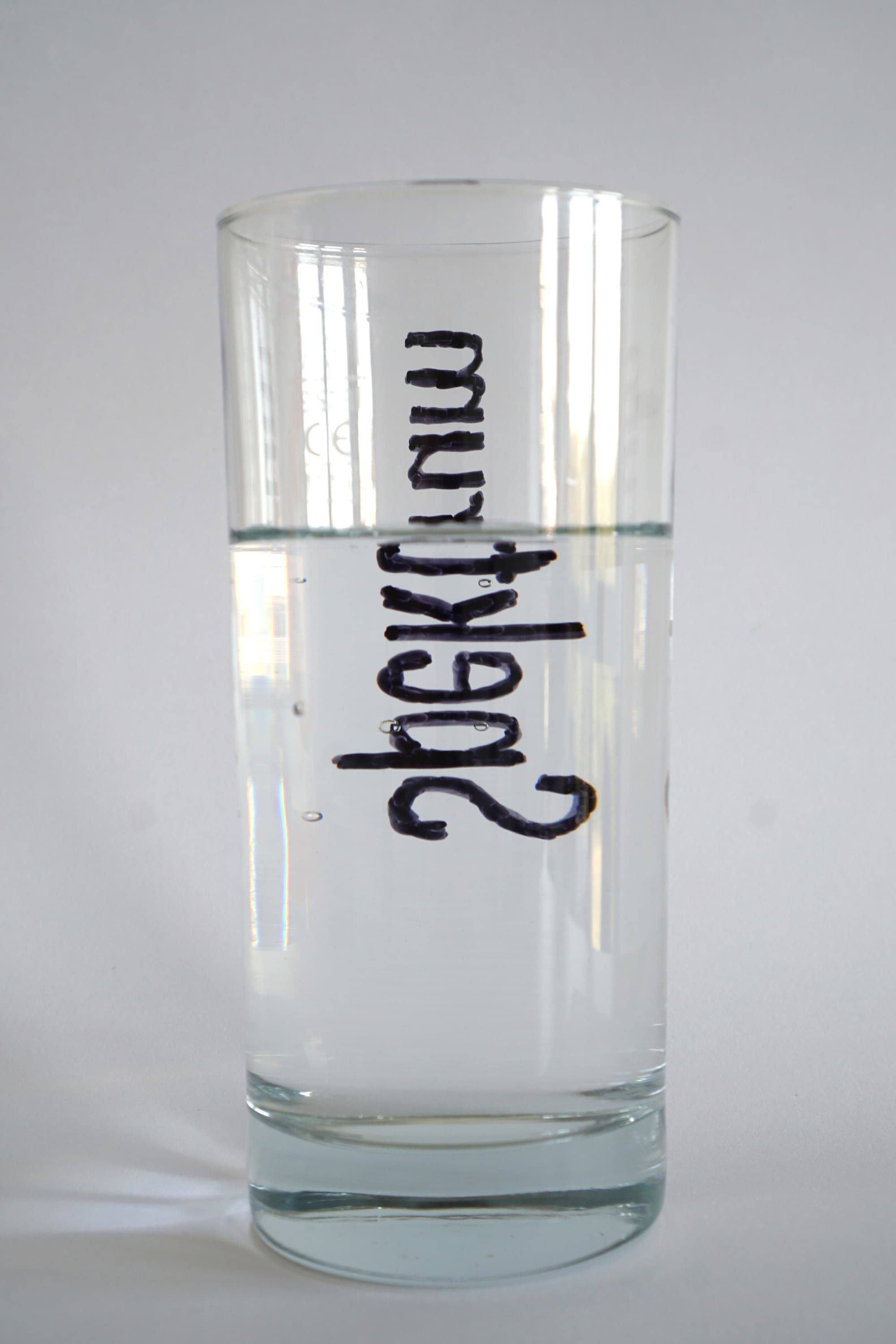 Glas Wasser mit Spektrum-Schriftzug Glas Wasser mit Spektrum-Schriftzug