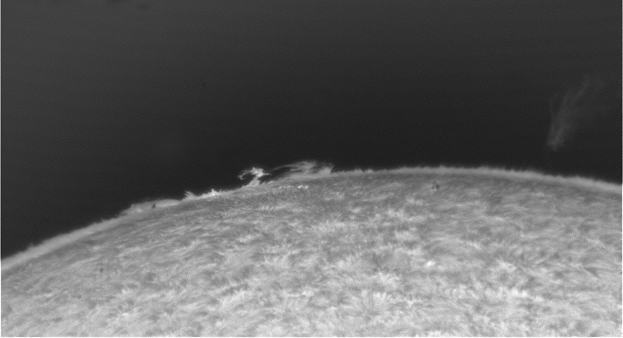 Solare Spikulen und eine Protuberanz (Aufnahme der Sonne) Solare Spikulen und eine Protuberanz (Aufnahme der Sonne)