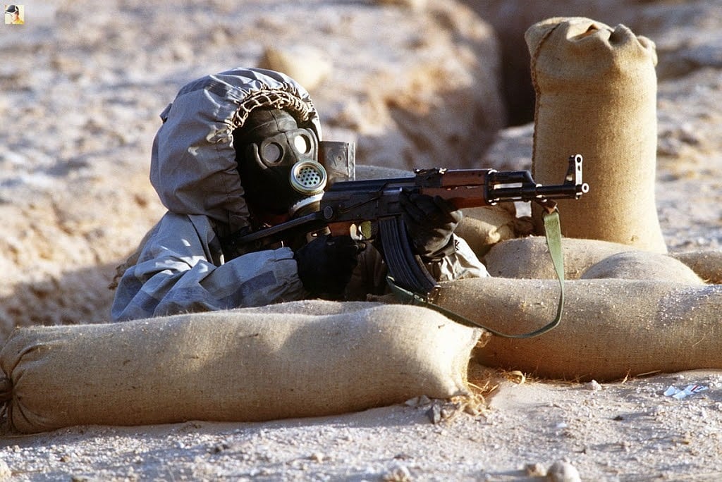 Syrischer Soldat mit ABC-Maske Syrischer Soldat mit ABC-Maske