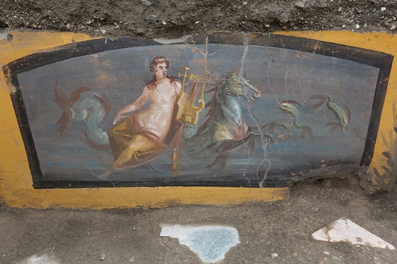 Eine Nereide taucht aus dem Meer auf Eine Nereide taucht aus dem Meer auf