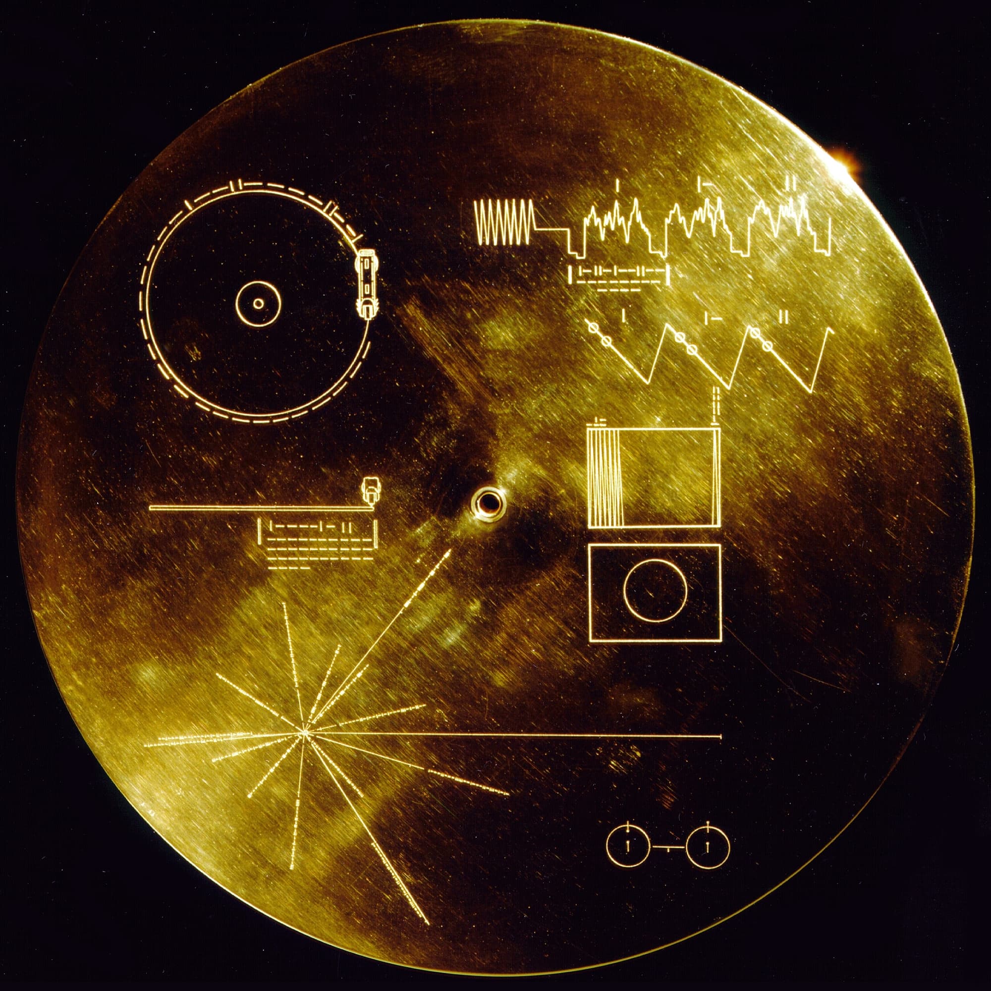 Die Raumsonde Voyager 1 führt eine Datenplatte aus Kupfer mit sich Die Raumsonde Voyager 1 führt eine Datenplatte aus Kupfer mit sich