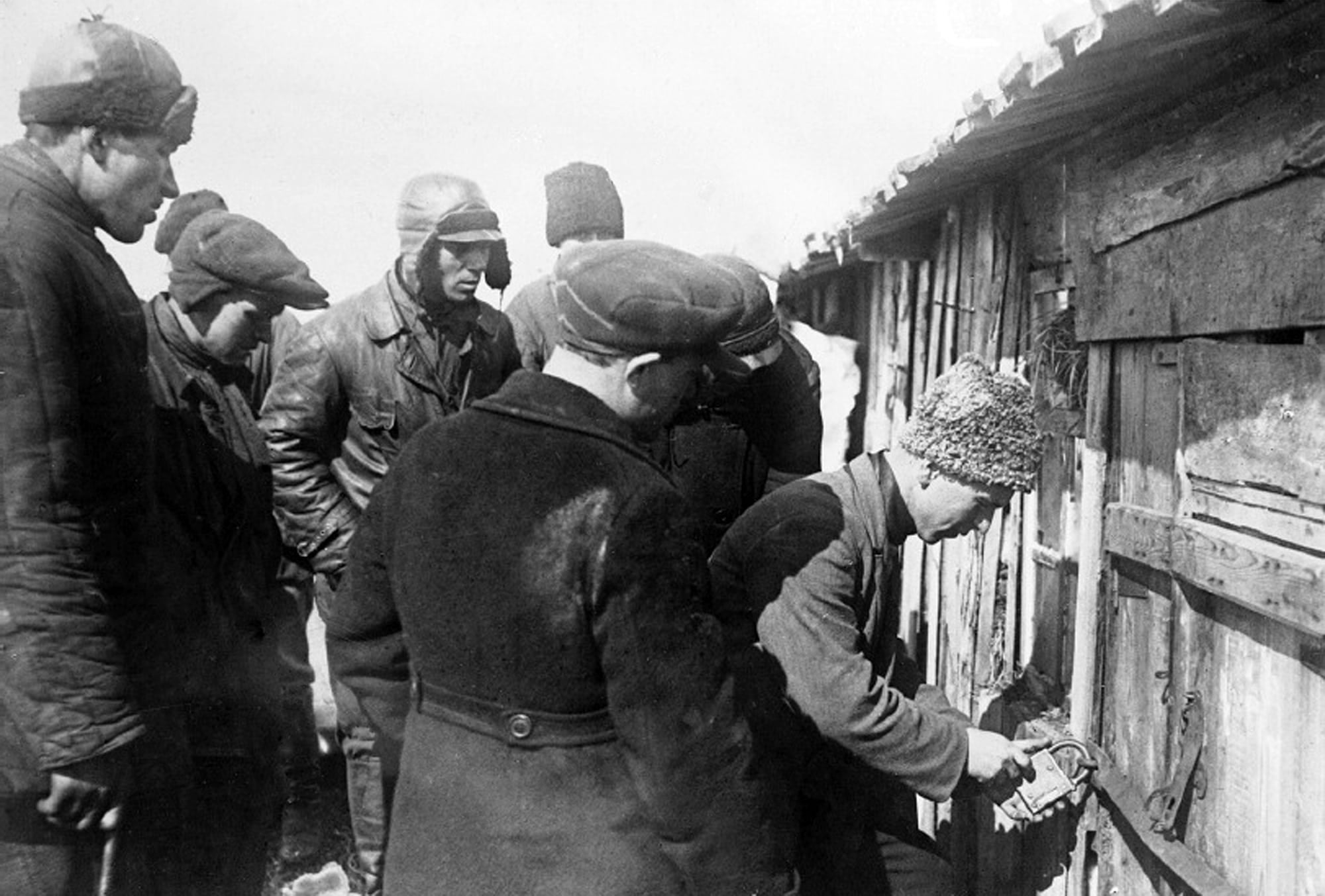 Russische Kommunisten verschaffen sich Zutritt zur Scheune eines »Kulaken«. Russische Kommunisten verschaffen sich Zutritt zur Scheune eines »Kulaken«.