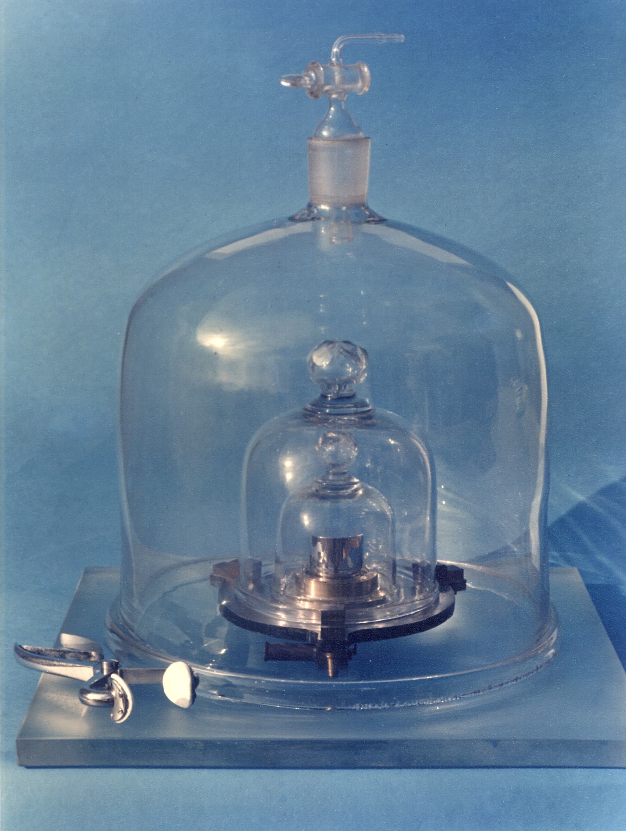 Das Urkilogramm, aufbewahrt unter drei Glasglocken, in Sèvres bei Paris. Das Urkilogramm, aufbewahrt unter drei Glasglocken, in Sèvres bei Paris.