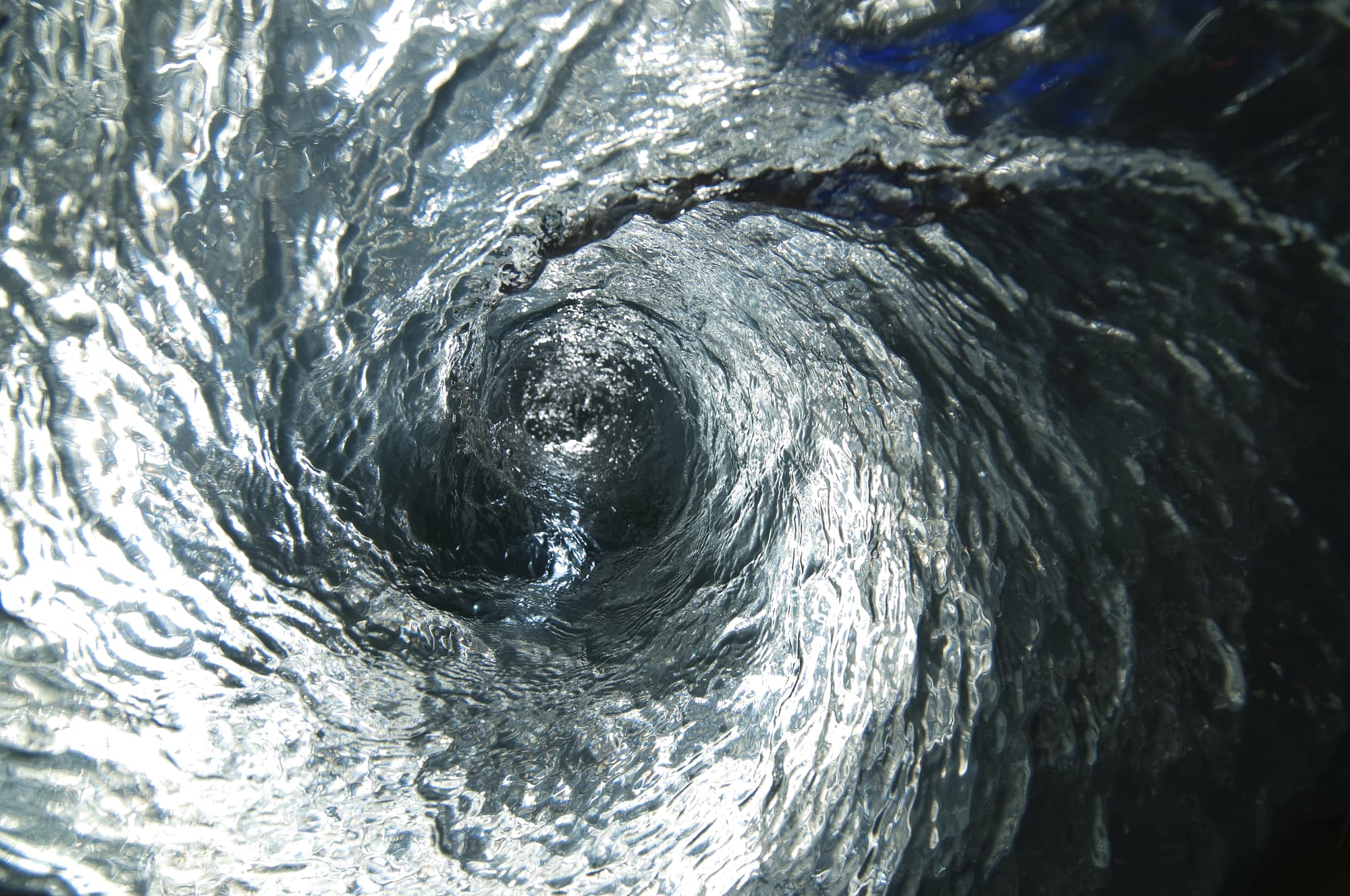 Wasserstrudel als Analogie für Schwarze Löcher Wasserstrudel als Analogie für Schwarze Löcher