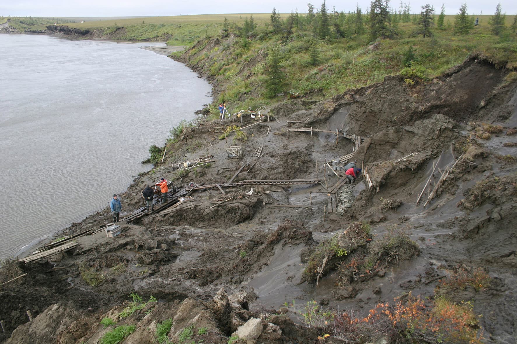 Am Jana-Strom im hohen Norden weit im Osten Sibiriens graben russische Forscher die Reste einer 32.000 Jahre alten Siedlung aus Am Jana-Strom im hohen Norden weit im Osten Sibiriens graben russische Forscher die Reste einer 32.000 Jahre alten Siedlung aus