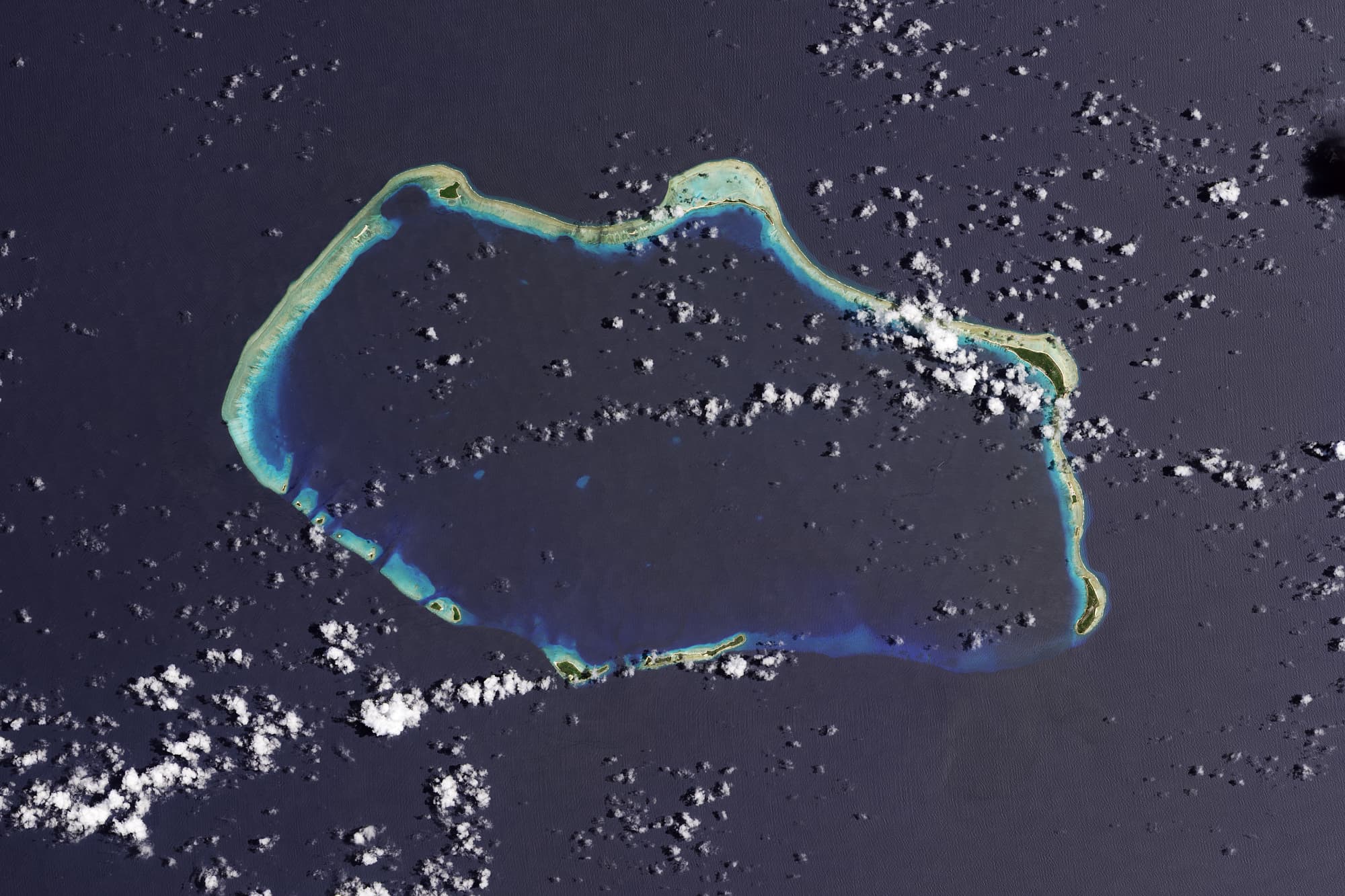 Satellitenbild des Bikini-Atolls mit Kernwaffenspuren Satellitenbild des Bikini-Atolls mit Kernwaffenspuren