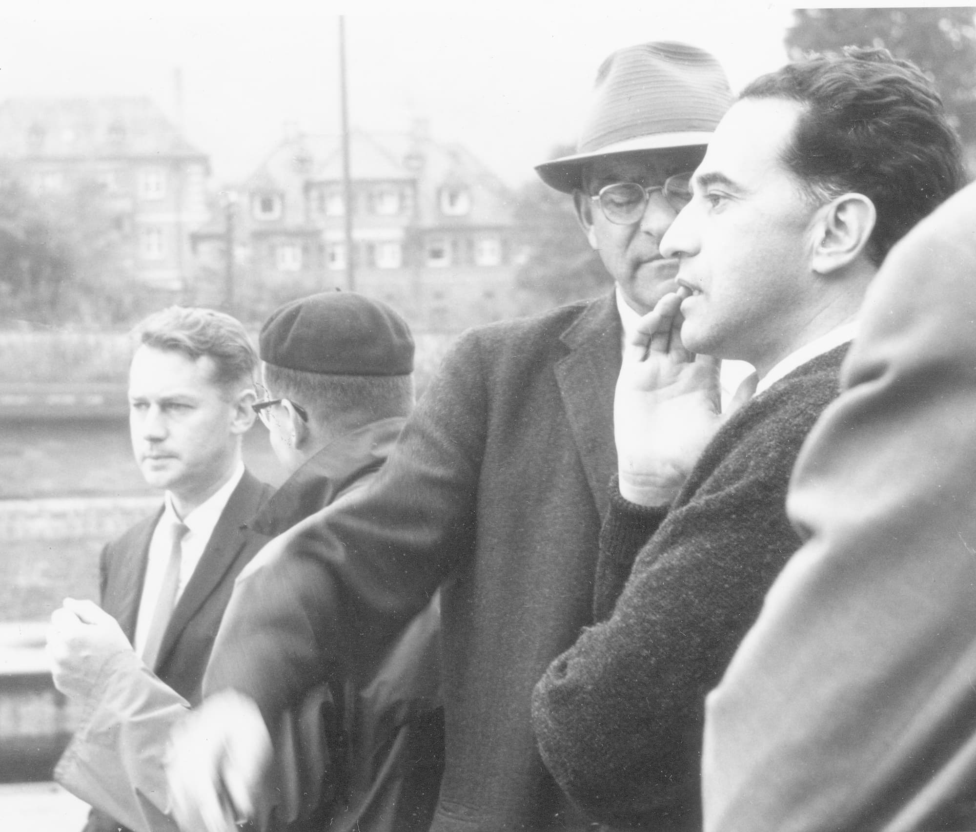 Amos de-Shalit (rechts im Bild) besuchte Wolfgang Gentner zu dessen 60. Geburtstag in Heidelberg. Neben ihm mit Hut Victor Weisskopf, CERN-Generaldirektor von 1961 bis 1965. Amos de-Shalit (rechts im Bild) besuchte Wolfgang Gentner zu dessen 60. Geburtstag in Heidelberg. Neben ihm mit Hut Victor Weisskopf, CERN-Generaldirektor von 1961 bis 1965.