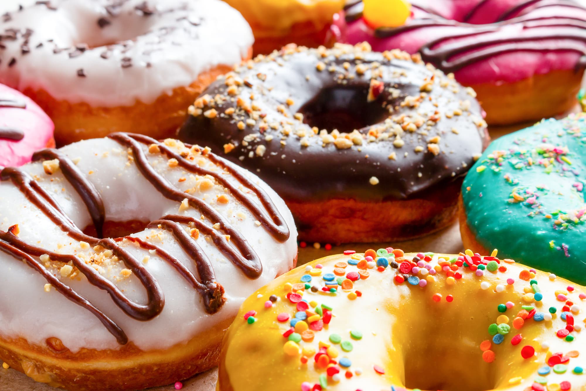 unterschiedlich verzierte Donuts unterschiedlich verzierte Donuts
