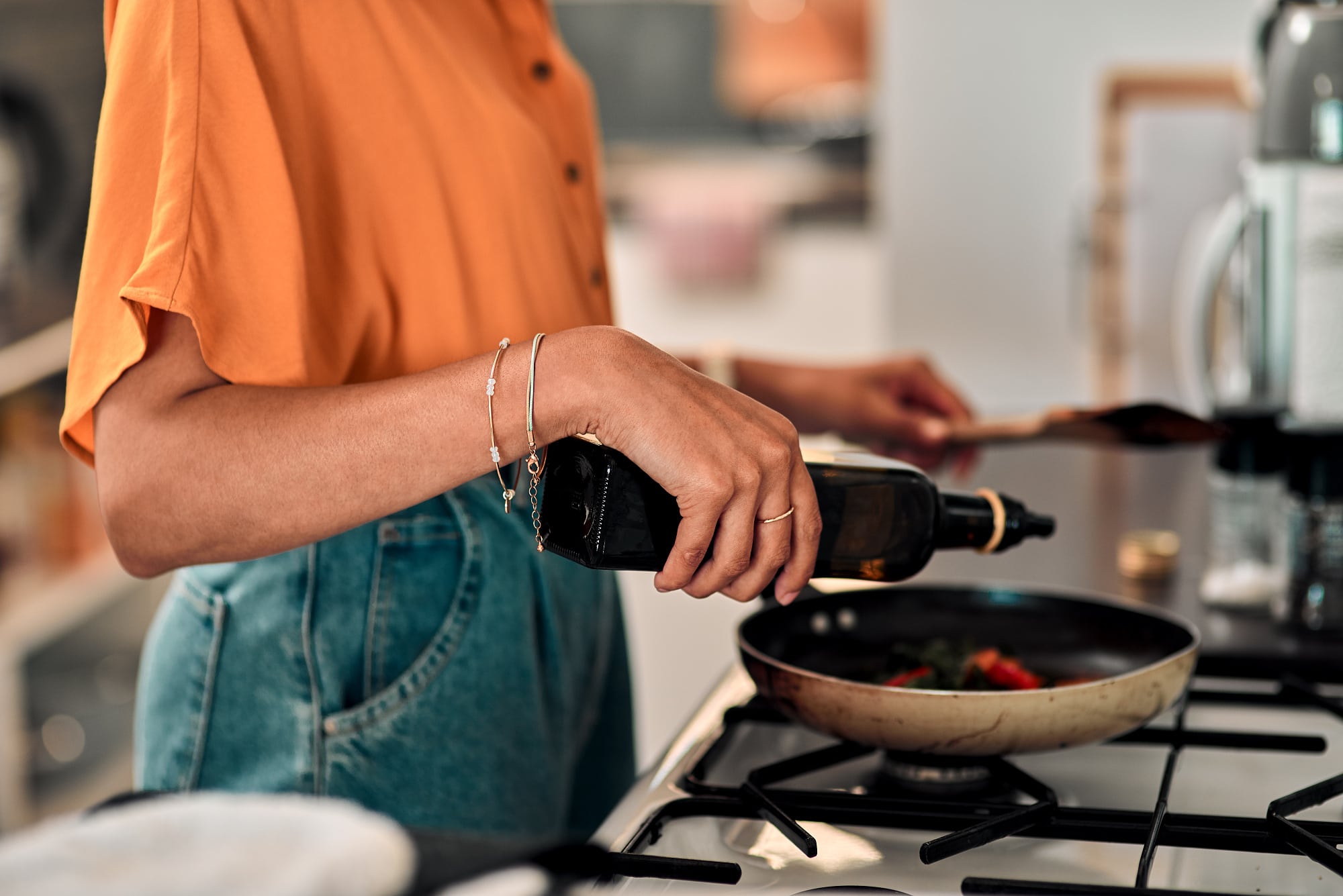 Ernährungswissenschaftler sind zuversichtlich, dass ein regelmäßiger Konsum von Rapsöl vergleichsweise gesund ist. Ernährungswissenschaftler sind zuversichtlich, dass ein regelmäßiger Konsum von Rapsöl vergleichsweise gesund ist.
