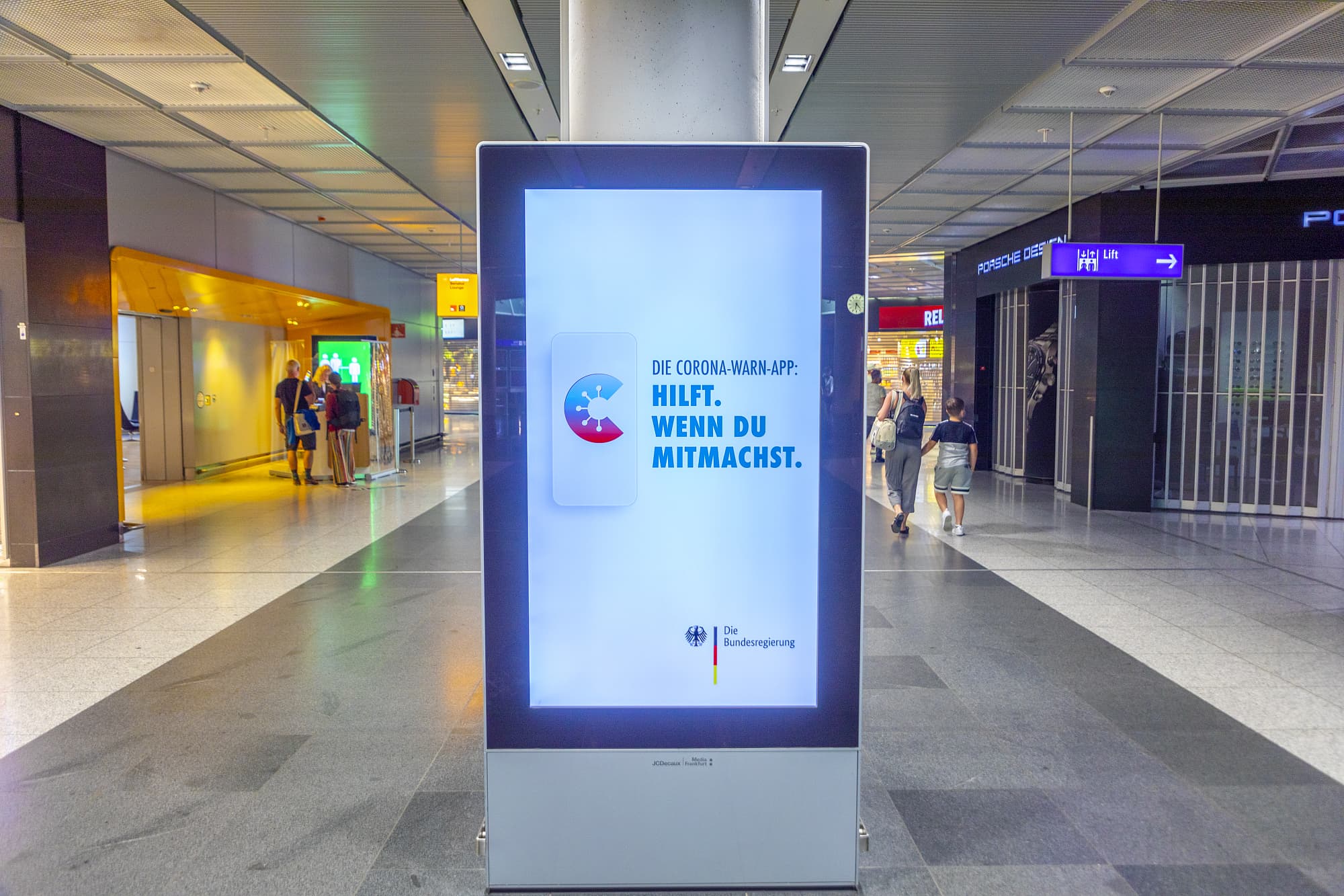 Mit der Corona-Warn-App, hier auf einem Screen in Frankfurt beworben, verbanden sich große Hoffnungen. Doch sie trägt kaum dazu bei, die Pandemie einzudämmen. Mit der Corona-Warn-App, hier auf einem Screen in Frankfurt beworben, verbanden sich große Hoffnungen. Doch sie trägt kaum dazu bei, die Pandemie einzudämmen.