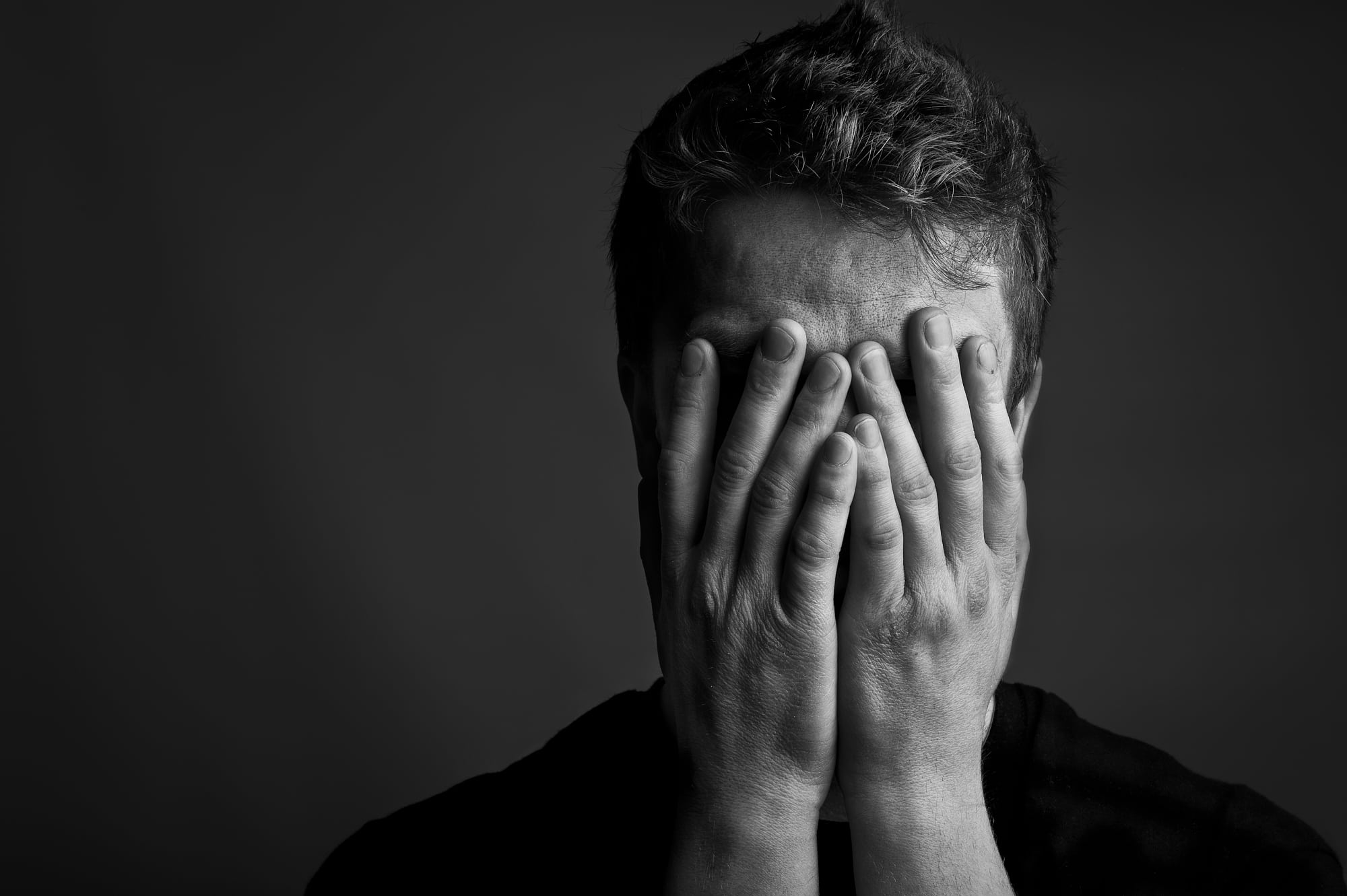 Mann hält die Hände vors Gesicht Mann hält die Hände vors Gesicht