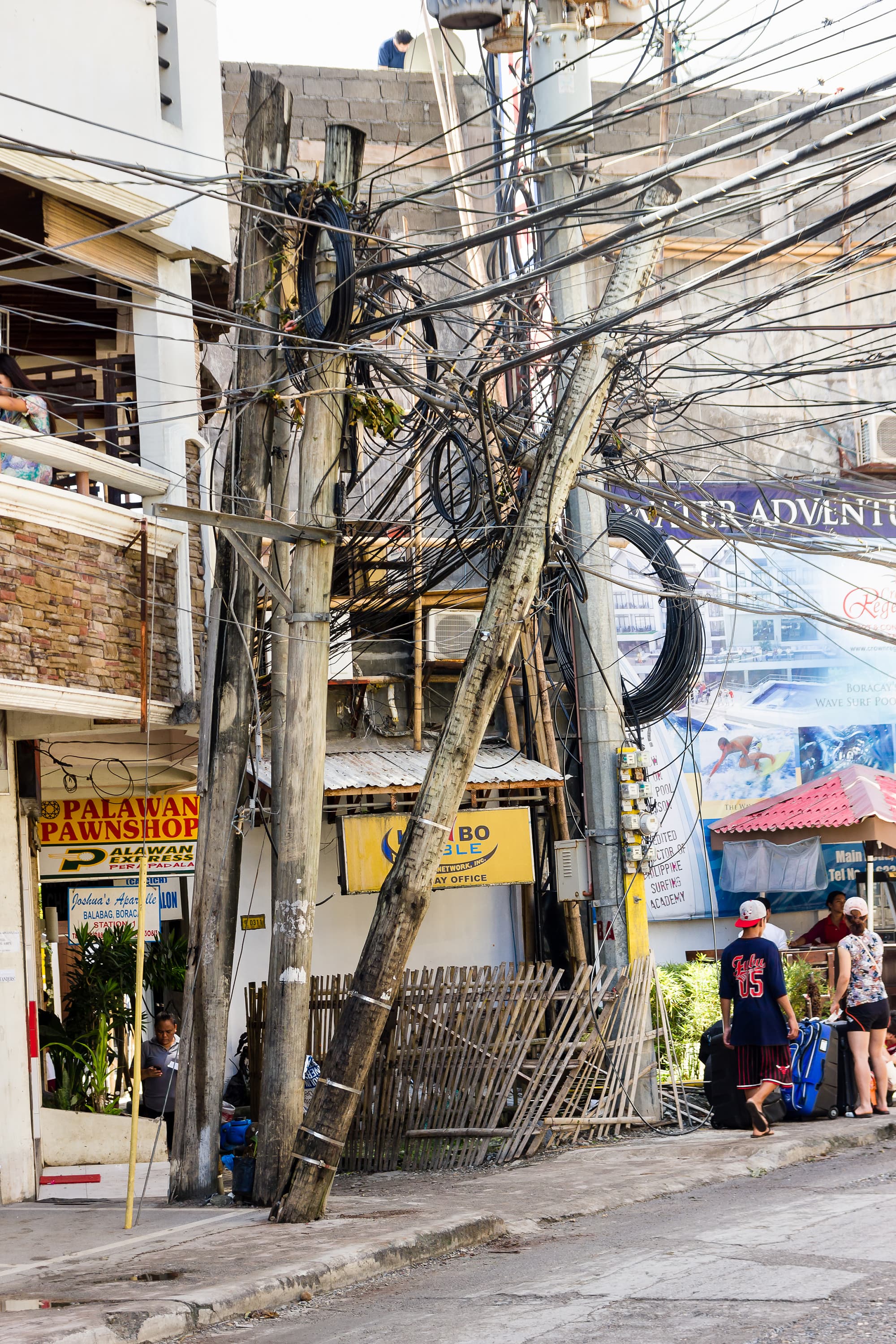 Der Taifun Haiyan verwüstete im November 2013 große Teile der Philippinen. Vielerorts brach die Strom- und Trinkwasserversorgung zusammen. Der Taifun Haiyan verwüstete im November 2013 große Teile der Philippinen. Vielerorts brach die Strom- und Trinkwasserversorgung zusammen.
