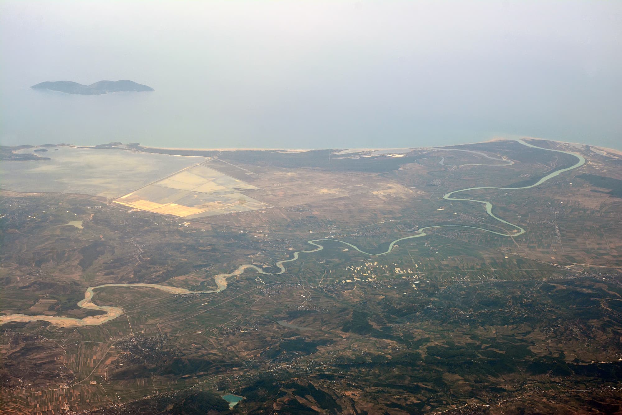 Der Fluss Vjosa mäandert in Albanien gen Mittelmeer Der Fluss Vjosa mäandert in Albanien gen Mittelmeer