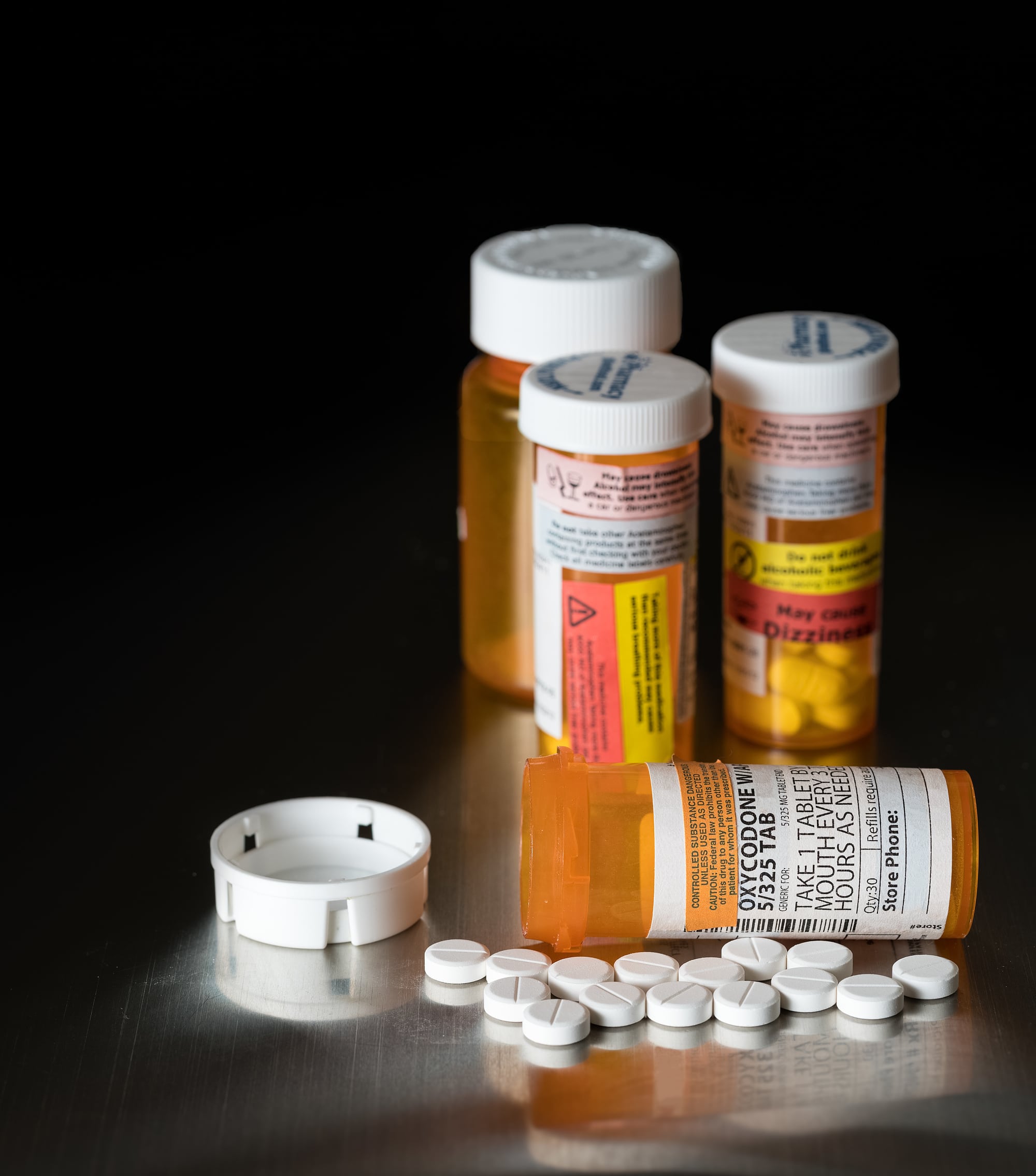 Mehrere Medikamentengläser mit dem Opiat Oxycodon. Mehrere Medikamentengläser mit dem Opiat Oxycodon.