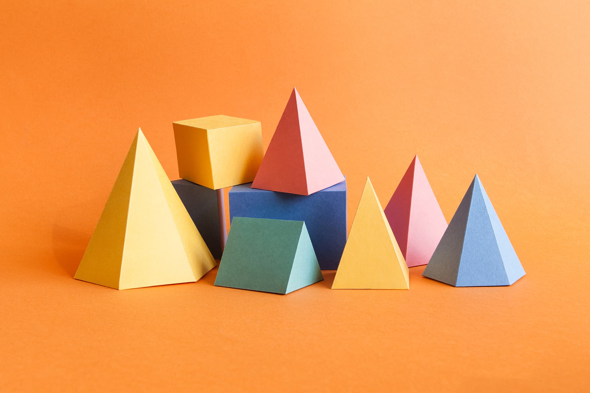 Bunte Geometrische Körper aus Papier gefaltet Bunte Geometrische Körper aus Papier gefaltet