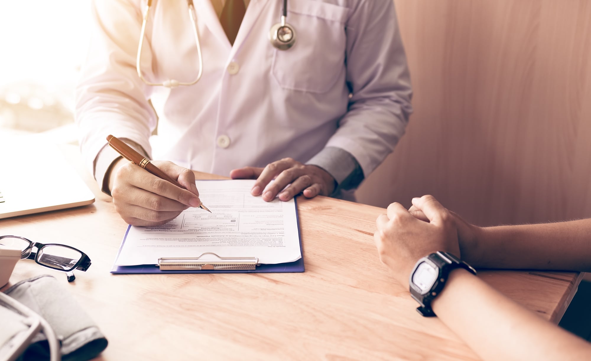 Mediziner im Gespräch mit einem Patienten Mediziner im Gespräch mit einem Patienten