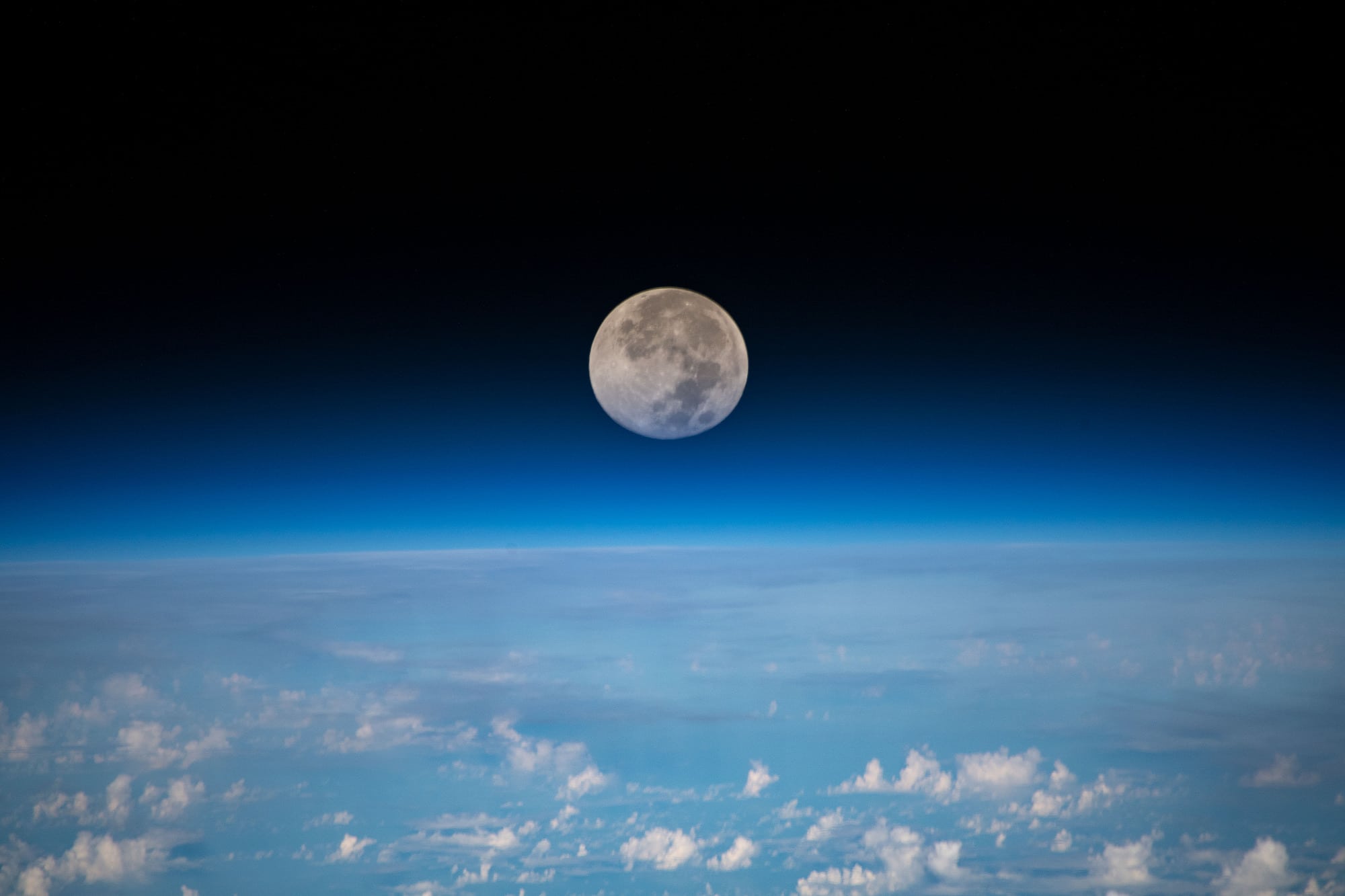 Unser Erdmond, hier aus Sicht der internationalen Raumstation ISS. Unser Erdmond, hier aus Sicht der internationalen Raumstation ISS.