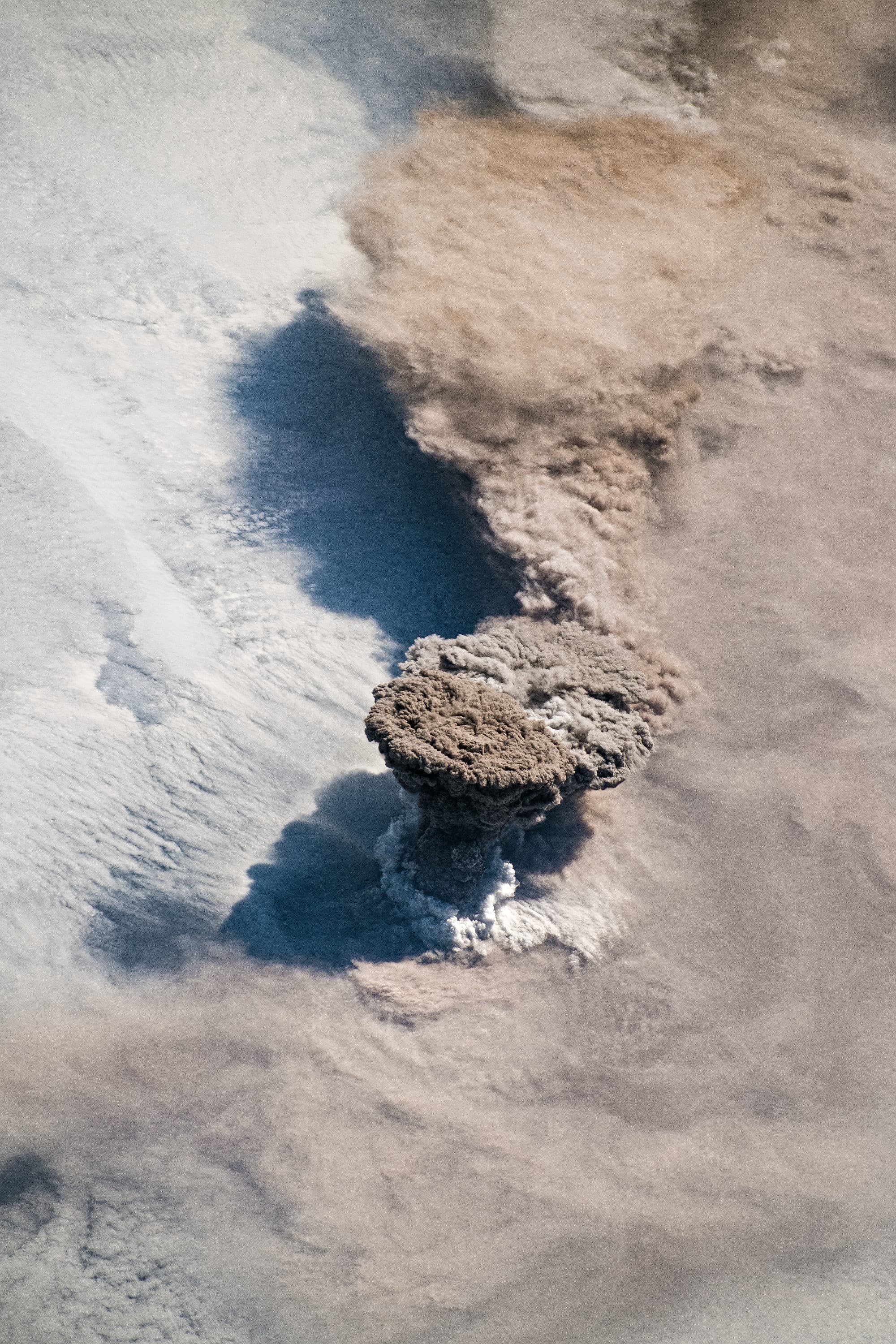 Ausbruch des Raikoke, fotografiert aus der ISS. Ausbruch des Raikoke, fotografiert aus der ISS.