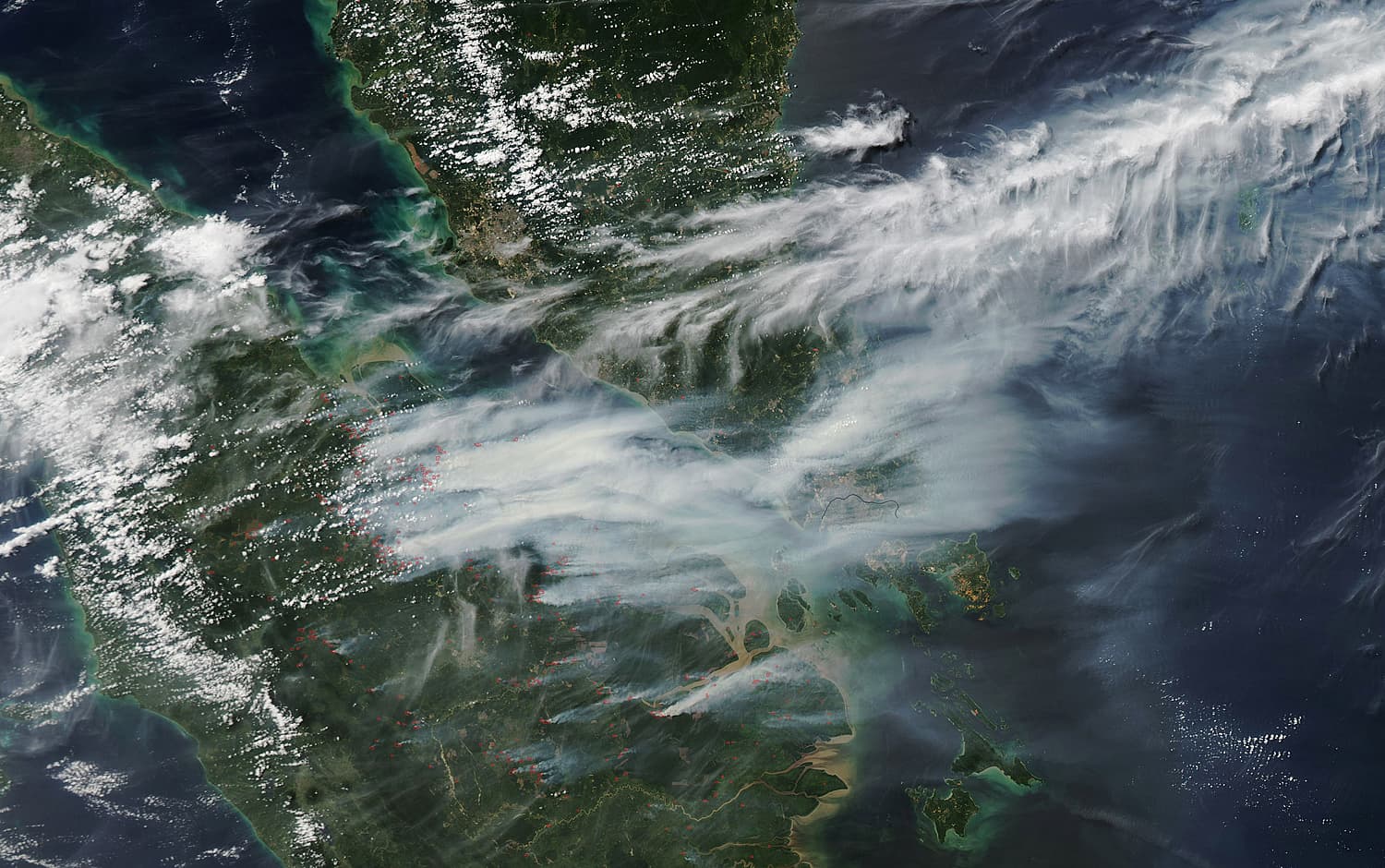 Rauchschwaden: Dichter Rauch zieht von den Wald- und Plantagenbränden auf Sumatra Richtung Malaysia und Singapur. Rauchschwaden: Dichter Rauch zieht von den Wald- und Plantagenbränden auf Sumatra Richtung Malaysia und Singapur.