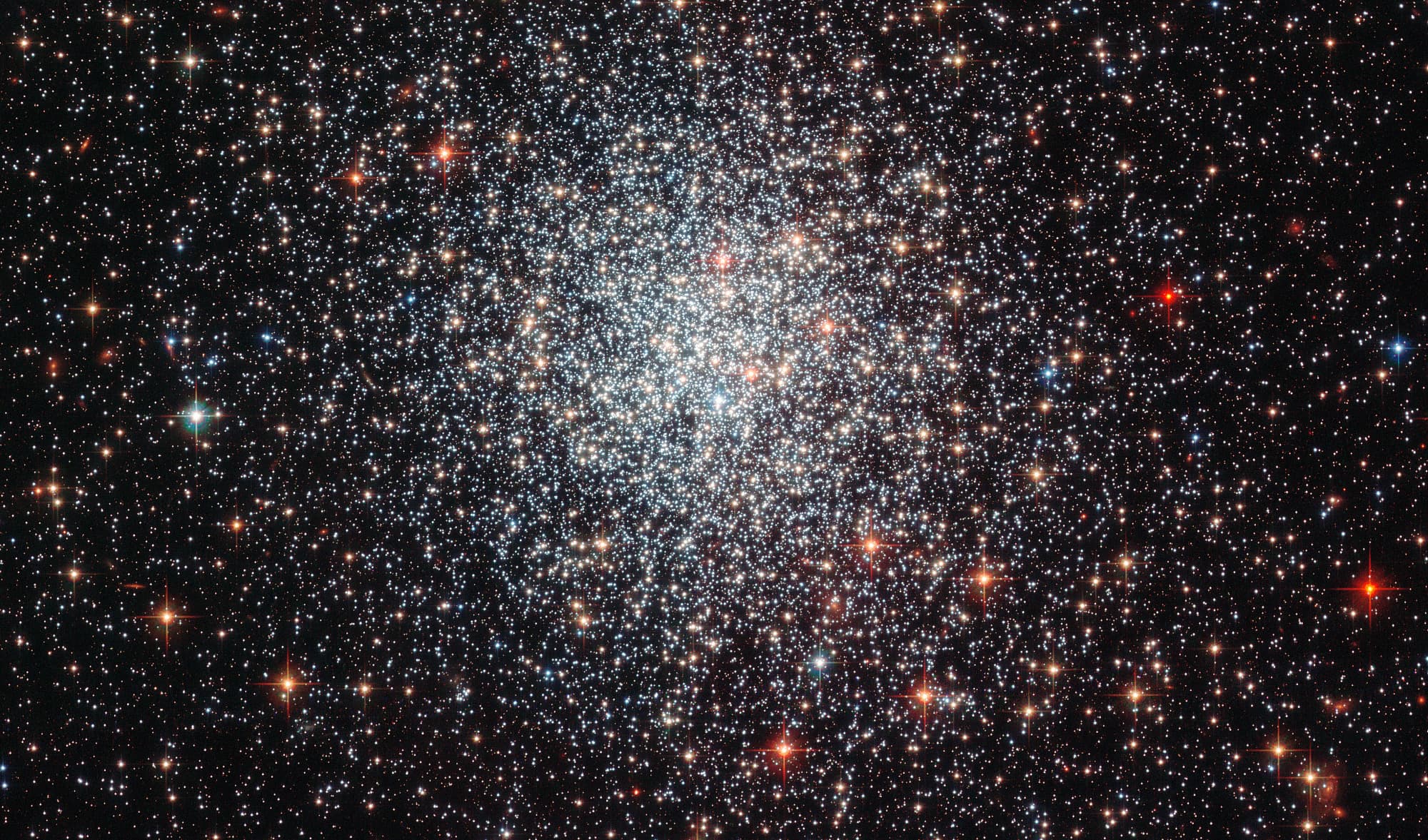 Der Kugelsternhaufen NGC 1783 in der Großen Magellanschen Wolke (Aufnahme des Weltraumteleskops Hubble) Der Kugelsternhaufen NGC 1783 in der Großen Magellanschen Wolke (Aufnahme des Weltraumteleskops Hubble)