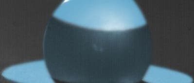 Gefrierender Tropfen mit Halo Gefrierender Tropfen mit Halo