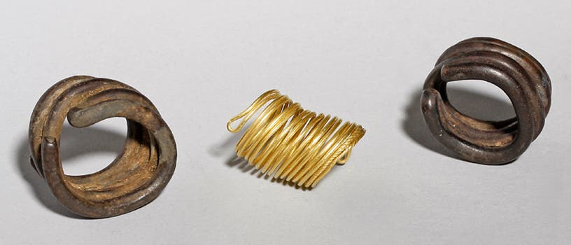 Taucher finden bronzezeitliche Zinn- und Goldringe in der Tollense Taucher finden bronzezeitliche Zinn- und Goldringe in der Tollense